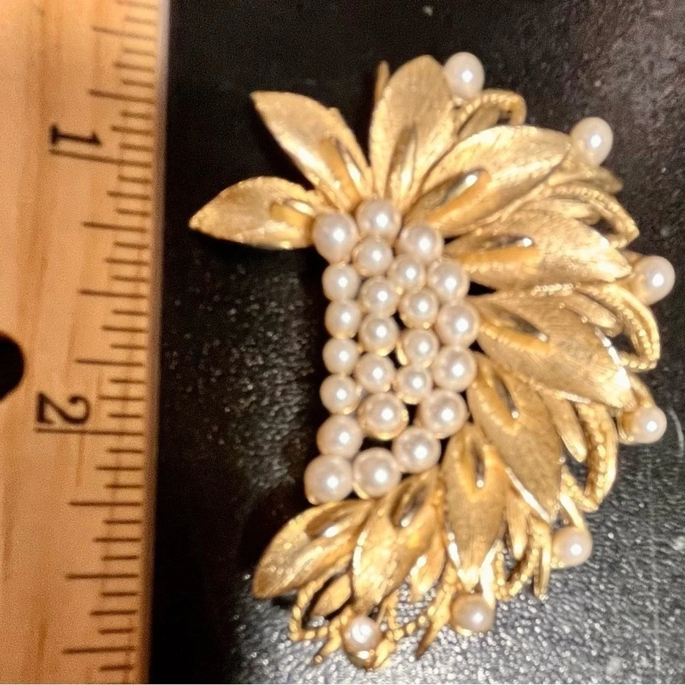 Vintage Gold Faux Pearl Leaf Brooch Pin Mid Century Modern MCM Grannycore 2”